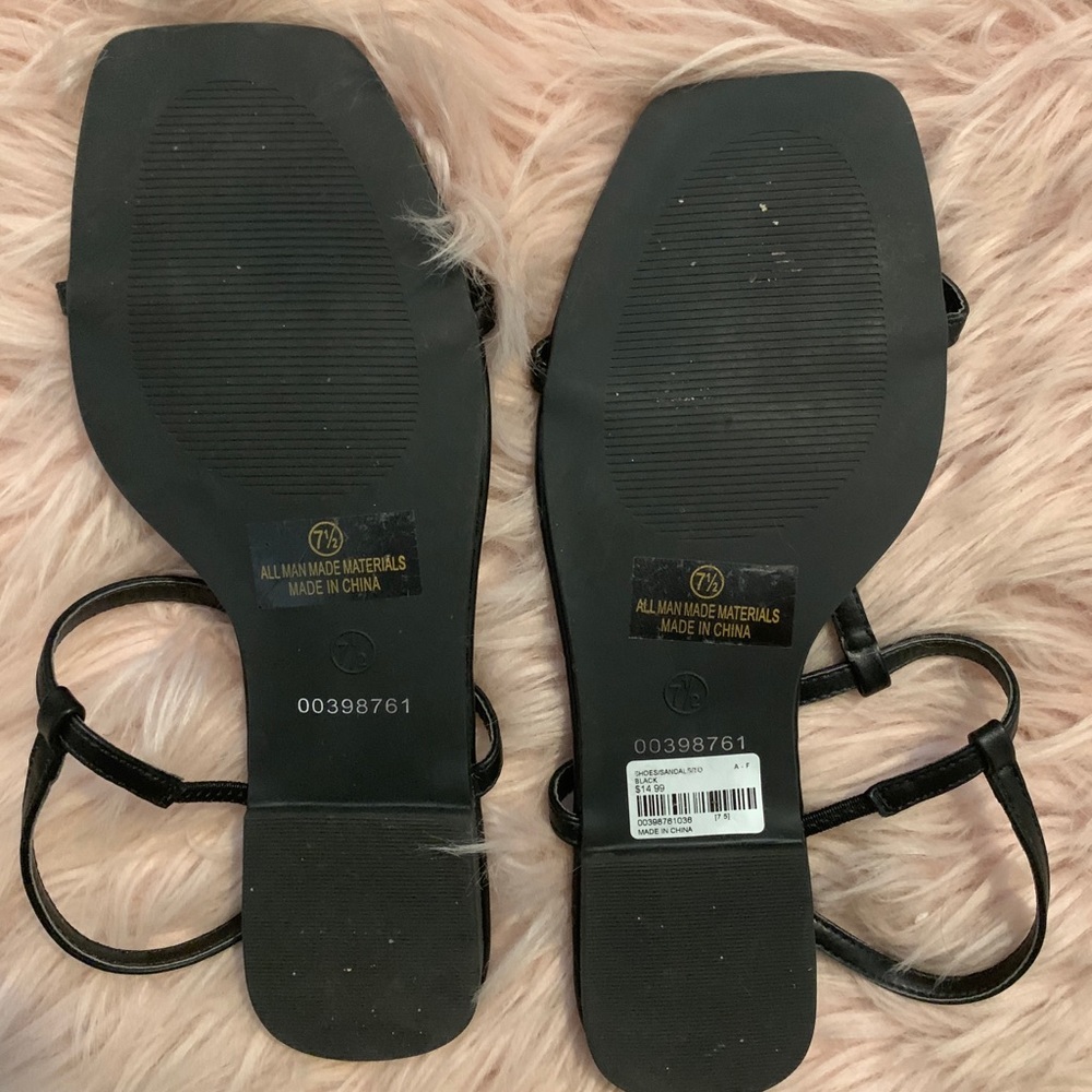 🖤 BLACK T-STRAP SANDALS 🖤 - Picture 5 of 5